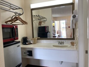 Standard Room, 1 Double Bed (1 double bed) | Bathroom - Travel Inn Hazen (Hazen)