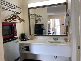 Standard Room, 1 Double Bed (1 double bed) | Bathroom | Combined shower/tub, free toiletries, hair dryer, towels