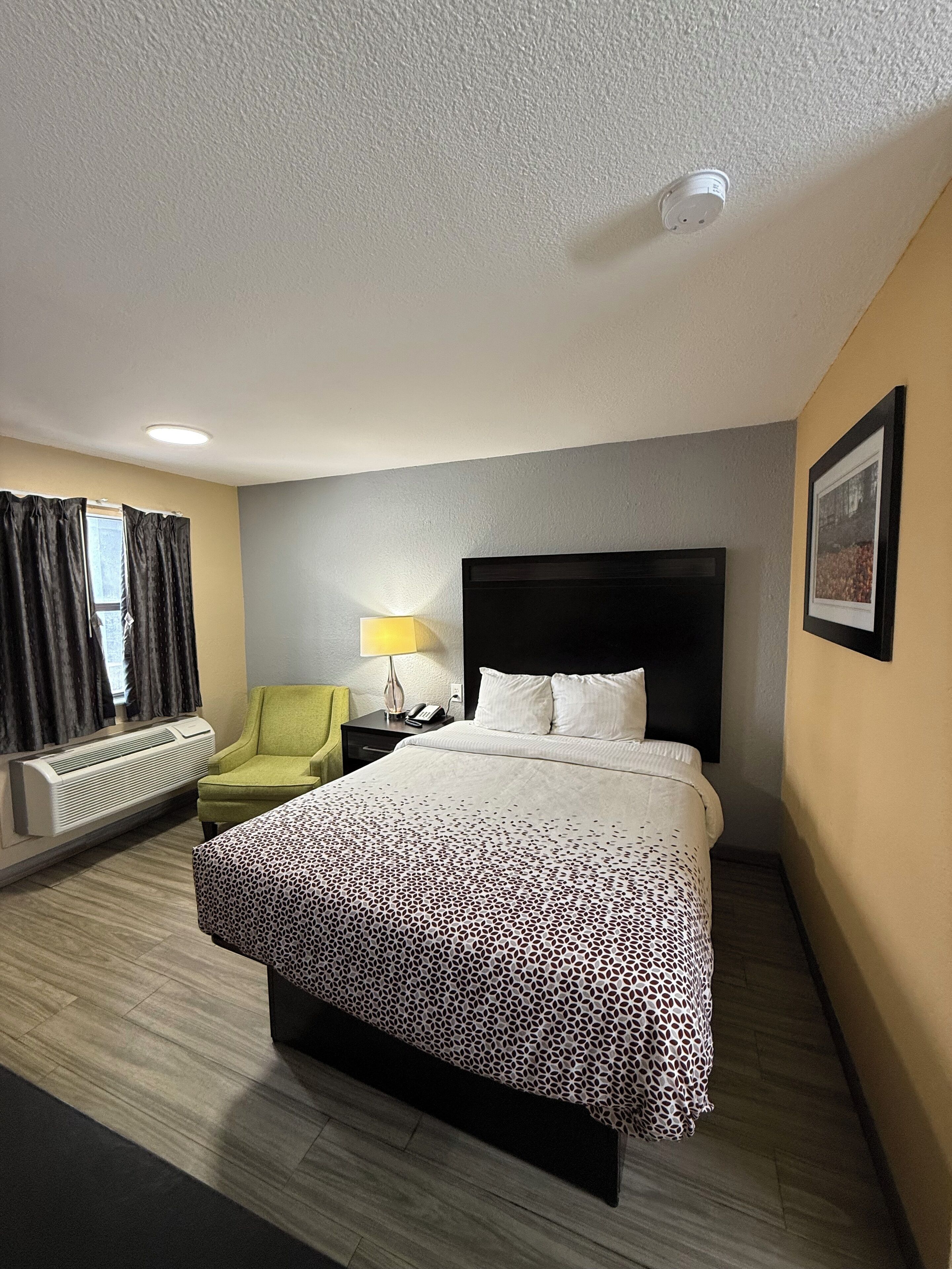 Habitación estándar, 1 cama Queen size (1 queen bed) | Insonorización, tabla de planchar con plancha y wifi gratis 