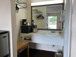 Bañera con ducha, artículos de tocador gratuitos, secador de pelo