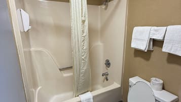 Bañera con ducha, artículos de tocador gratuitos, secador de pelo