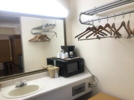 Combined shower/tub, free toiletries, hair dryer, towels