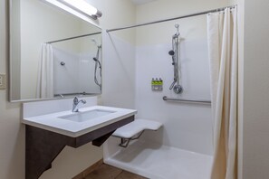 Combined shower/tub, free toiletries, hair dryer, towels