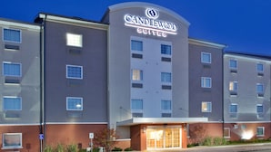 Un hotel de diseño moderno, con un letrero llamativo de Candlewood Suites.