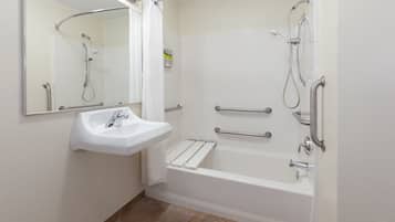 Un baño con lavamanos blanco, bañera y ducha.