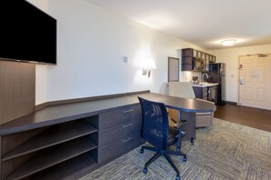In-room safe, desk, laptop workspace, blackout drapes - Candlewood Suites Kalamazoo Se by IHG (Kalamazoo)