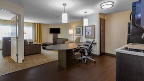 Una habitación de hotel moderna con comedor, cocina y sala de estar.