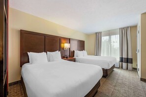 Suite, niet-roken (2 Queen Bed with Sofabed) | Hypoallergeen beddengoed, een bureau, een laptopwerkplek