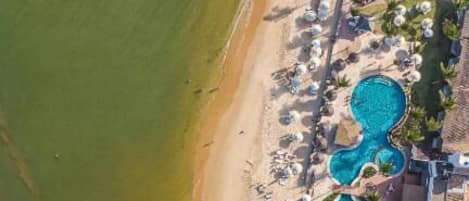3 piscines extérieures, parasols de plage, chaises longues