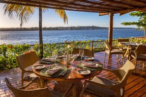 2 restaurants, serveren ontbijt