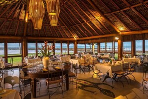 2 restaurants, serveren ontbijt