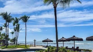 3 من حمّامات السباحة الخارجية، مظلات على حمّام السباحة، مقاعد للتشمس