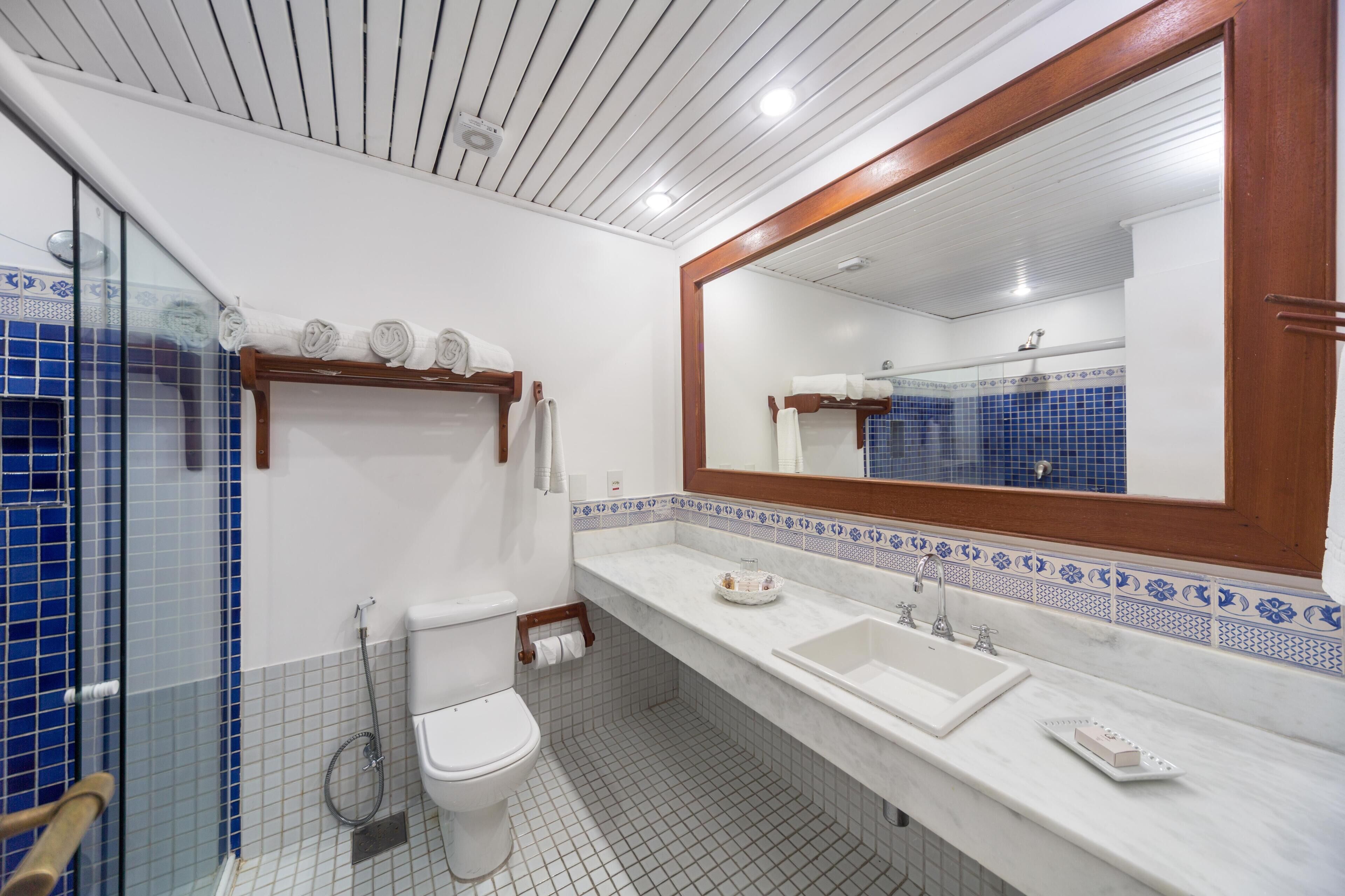 standard family | bathroom | shower, free toiletries, hair dryer, bathrobes