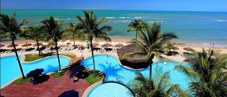 3 piscines a l'aire lliure, para-sols i gandules