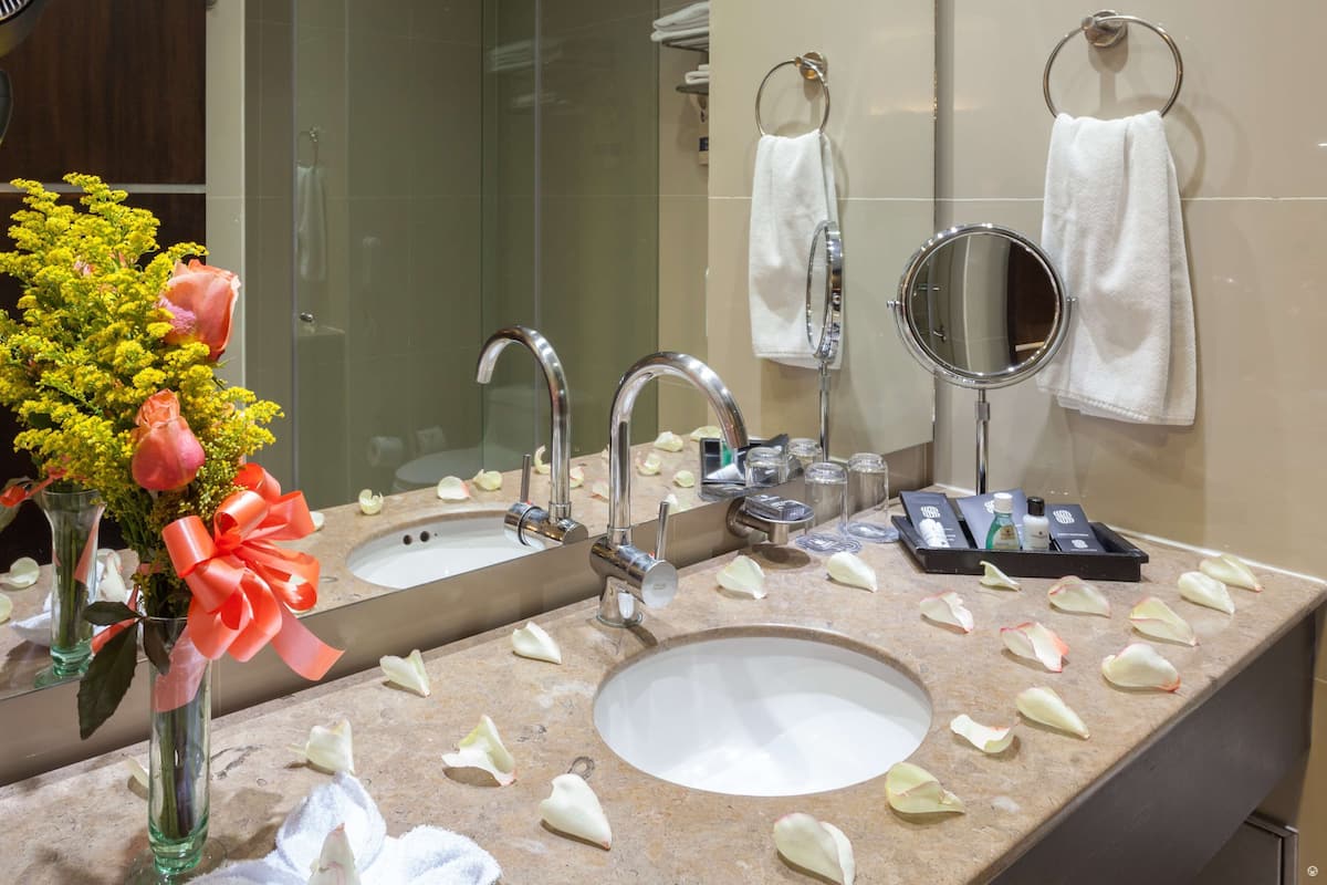 premium bedding, minibar, in-room safe, desk