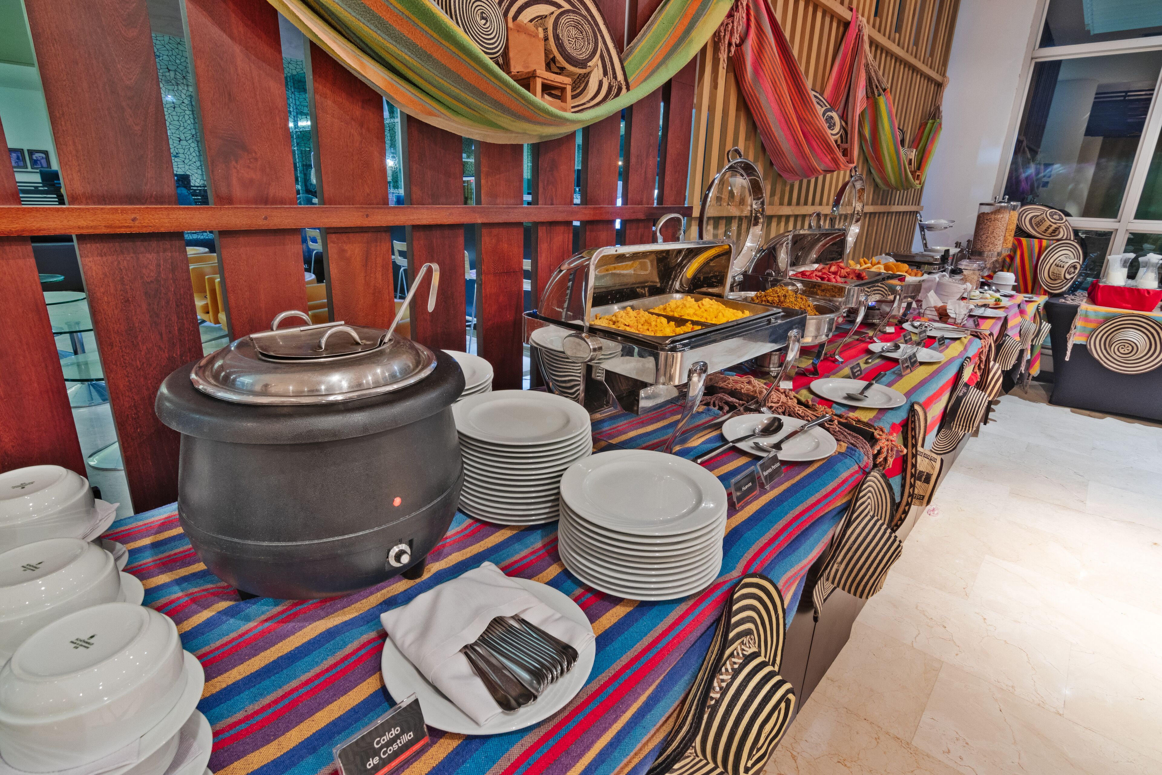 Una mesa de buffet con diferentes alimentos y cubiertos.