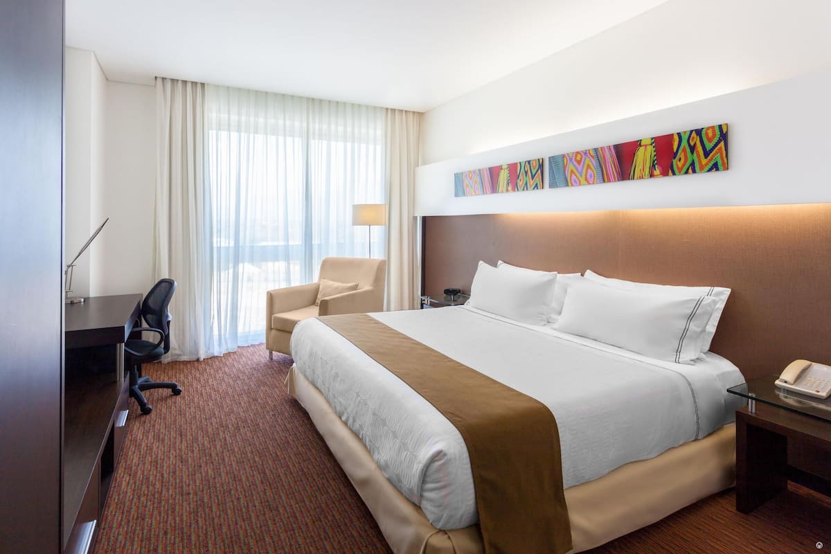 Luxe beddengoed, een minibar, een kluis op de kamer, een bureau