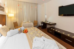 Ropa de cama de alta calidad y minibar 