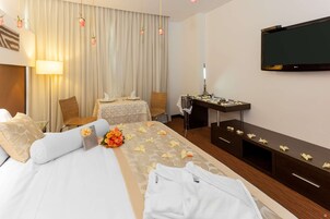 Ropa de cama de alta calidad y minibar 