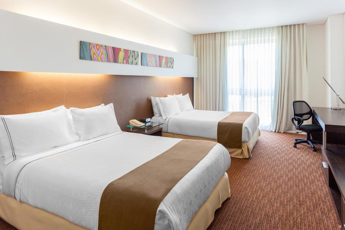 Luxe beddengoed, een minibar, een kluis op de kamer, een bureau
