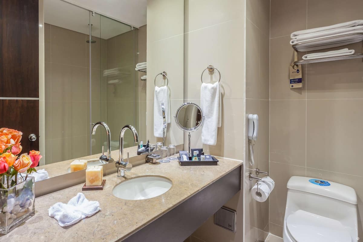 standard twin room | bathroom | shower, free toiletries, hair dryer, towels
