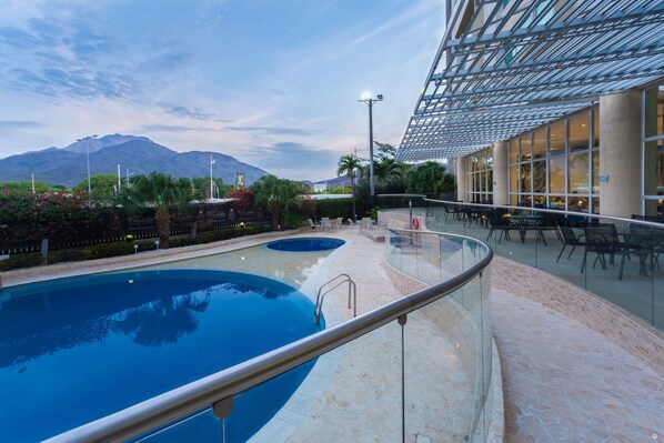 Outdoor pool, pool umbrellas, sun loungers - Sonesta Hotel Valledupar (Valledupar)