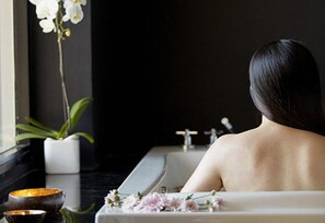 Salas de tratamiento para parejas, una bañera de hidromasaje