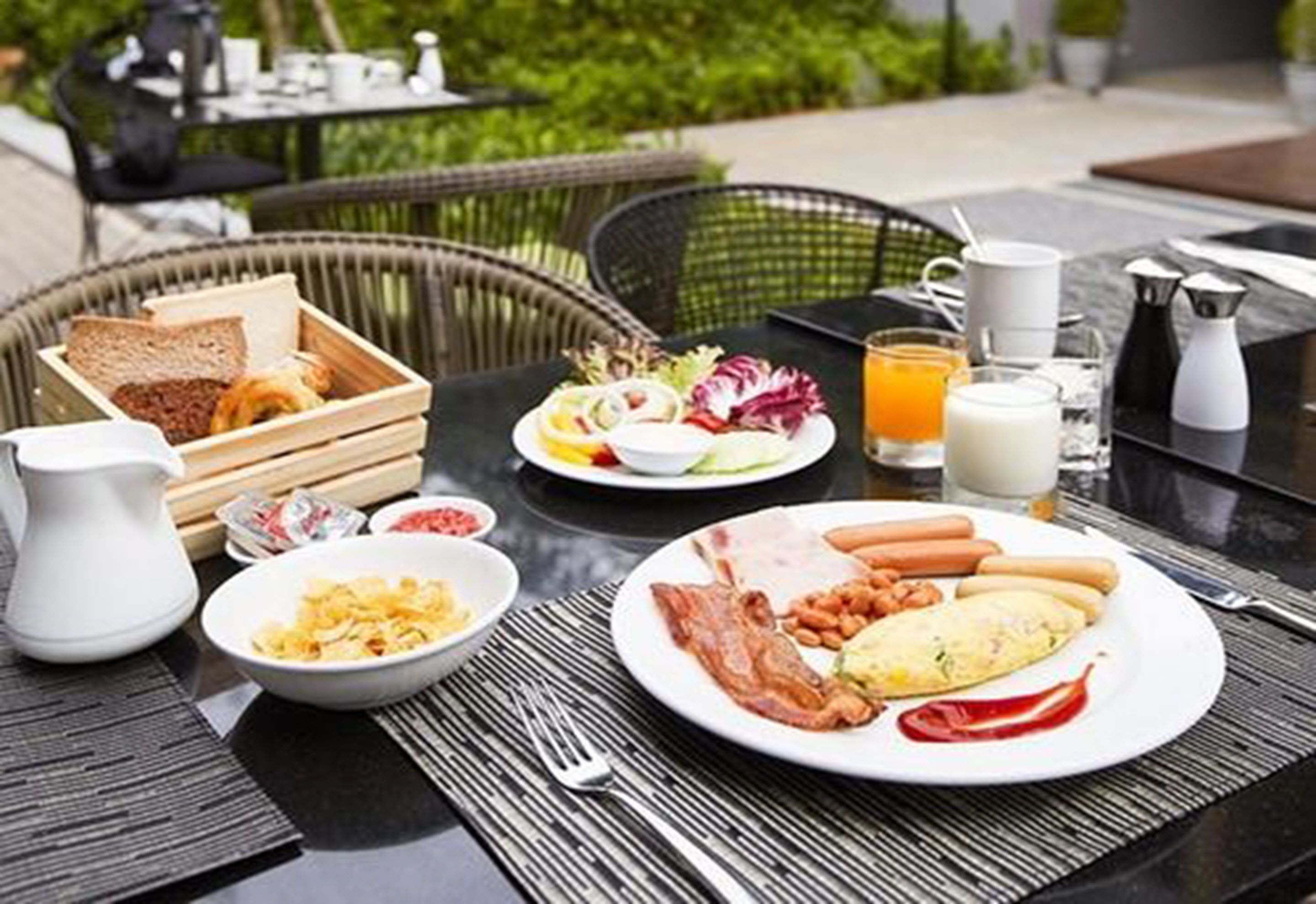 daily continental breakfast (thb 683 per person)