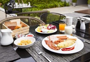 Daily continental breakfast (THB 683 per person)