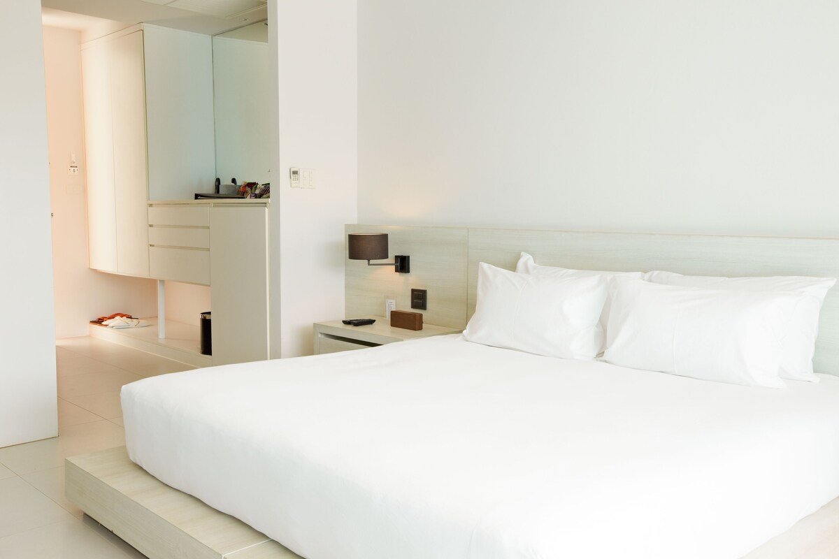 Frigobar, cofres nos quartos, escrivaninha, cortinas blackout