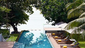 Outdoor pool, pool umbrellas, sun loungers - Q Resort Rayong (Klaeng)