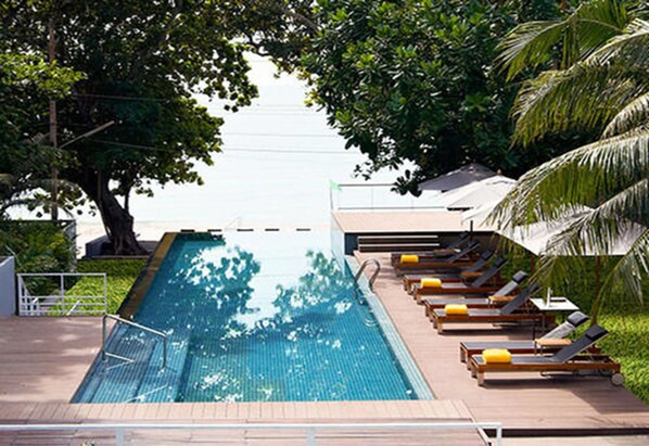 Outdoor pool, pool umbrellas, sun loungers
