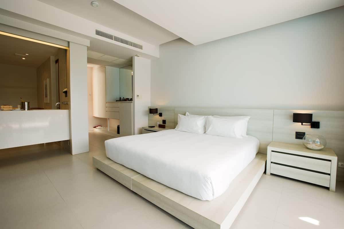 Camera Deluxe, 1 letto king, vista oceano | 1 camera, minibar, cassaforte in camera, una scrivania