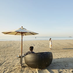 位於海灘上、躺椅、遮陽傘、海灘浴巾
