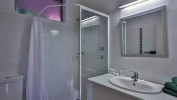 Familienzimmer | Badezimmer | Dusche, kostenlose Toilettenartikel, HandtĂŒcher