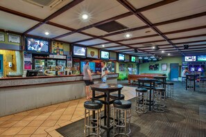 2 bars-salons, bar sportif