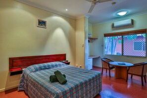 Budget Queen Room | Desk, iron/ironing board, bed sheets, alarm clocks - Hotel Kununurra (Kununurra)