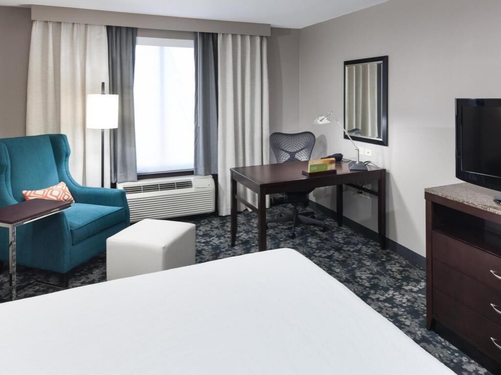 Luxe beddengoed, een kluis op de kamer, een bureau, een laptopwerkplek