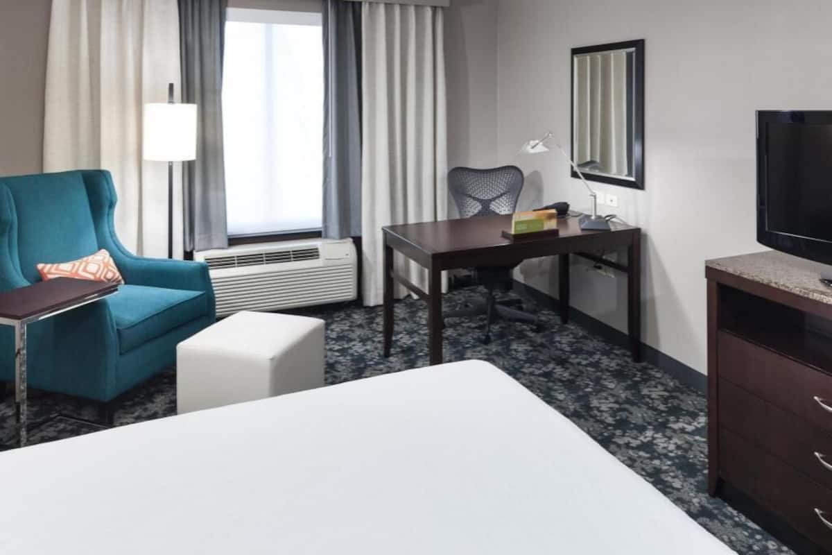 Luxe beddengoed, een kluis op de kamer, een bureau, een laptopwerkplek