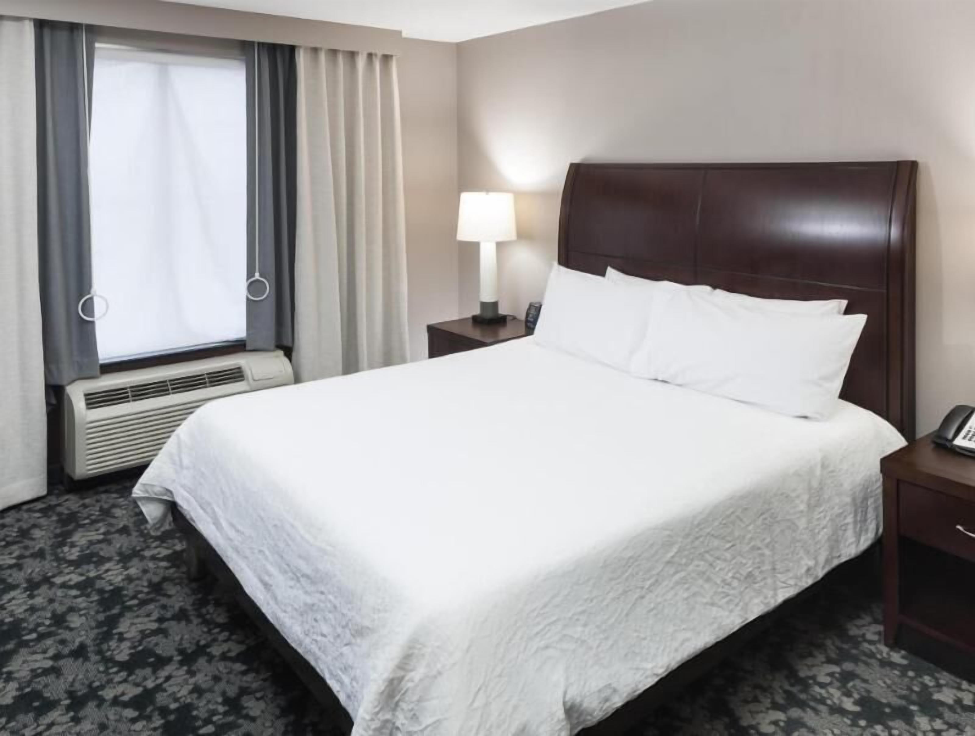 Luxe beddengoed, een kluis op de kamer, een bureau, een laptopwerkplek