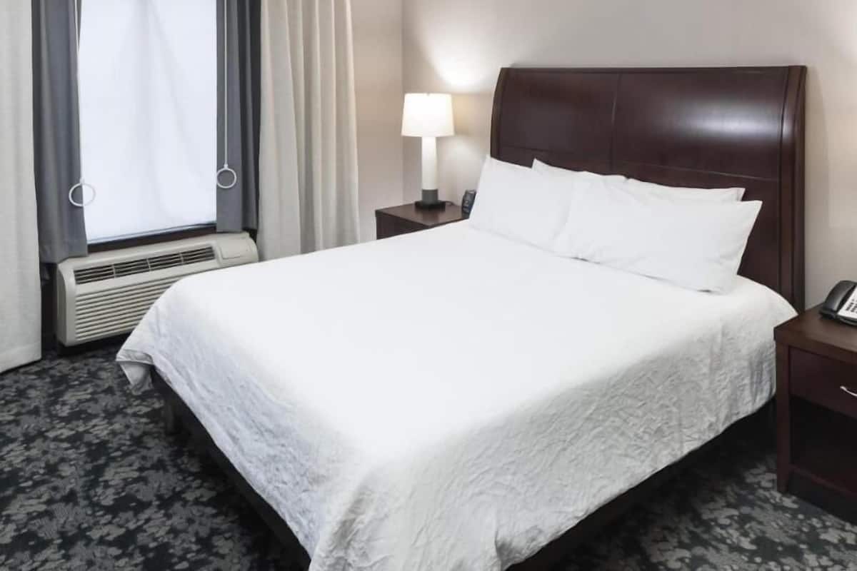 Luxe beddengoed, een kluis op de kamer, een bureau, een laptopwerkplek