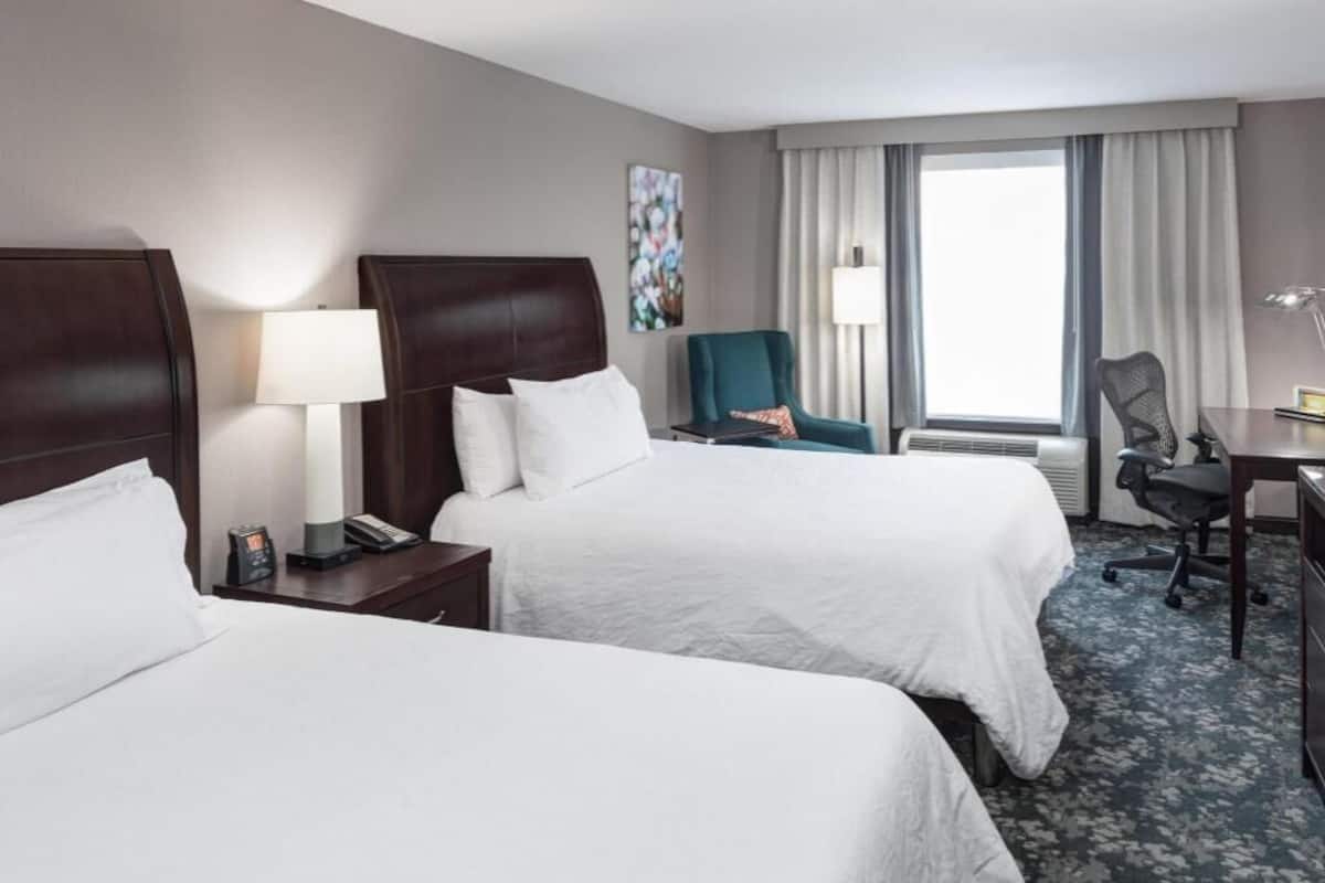 Luxe beddengoed, een kluis op de kamer, een bureau, een laptopwerkplek