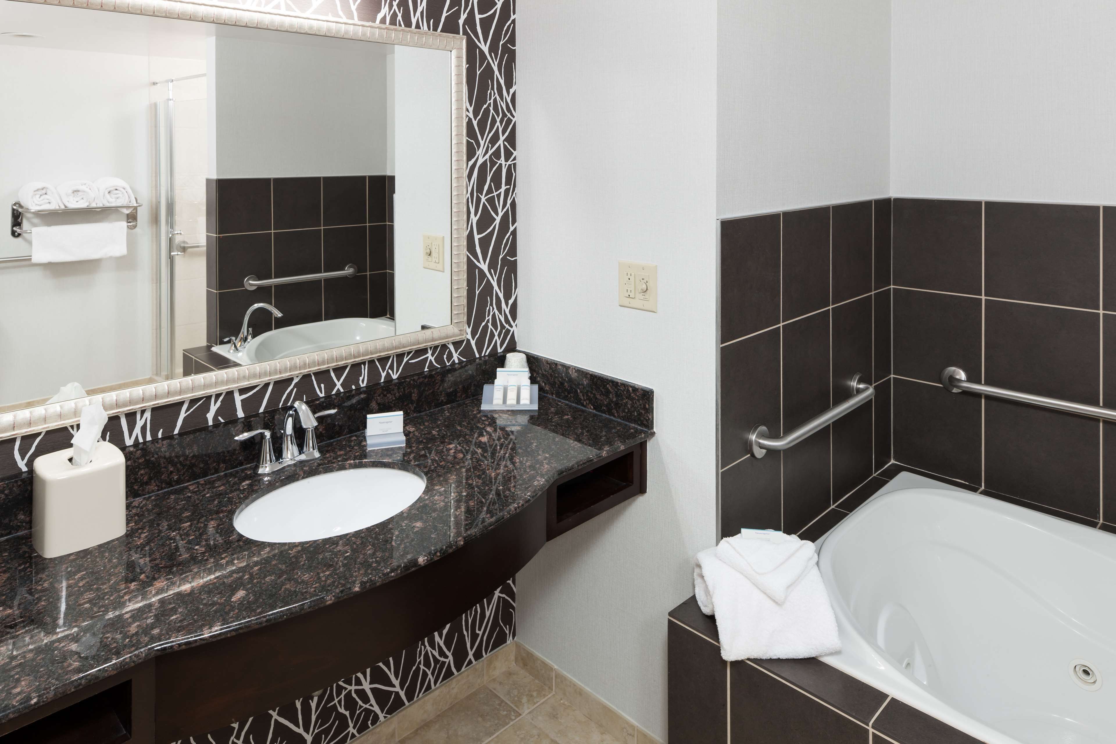 room, 1 king bed, accessible, jetted tub (3x3 shower) | bathroom | combined shower/bathtub, designer toiletries, hair dryer, towels
