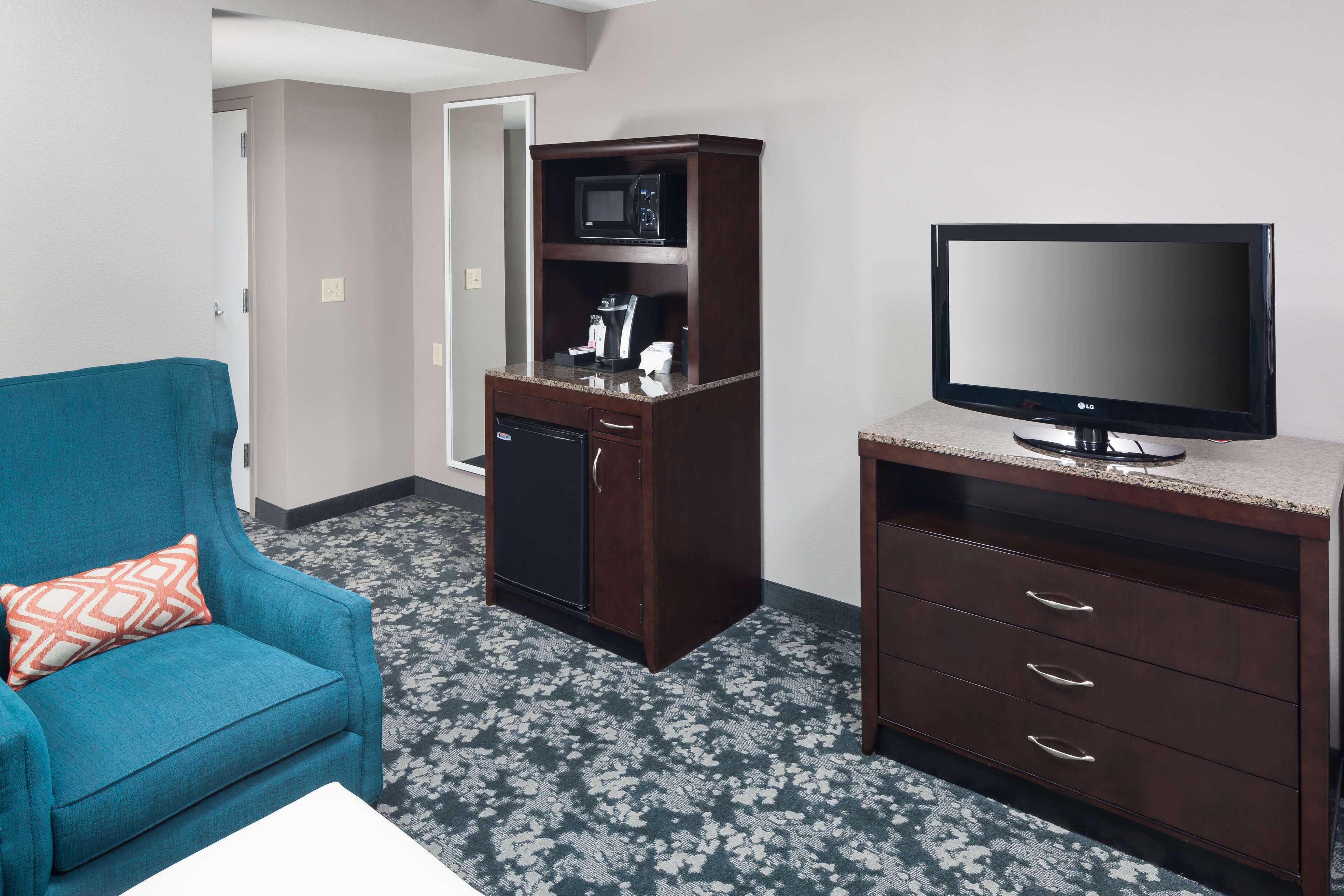 junior suite, 1 king bed | premium bedding, in-room safe, desk, laptop workspace