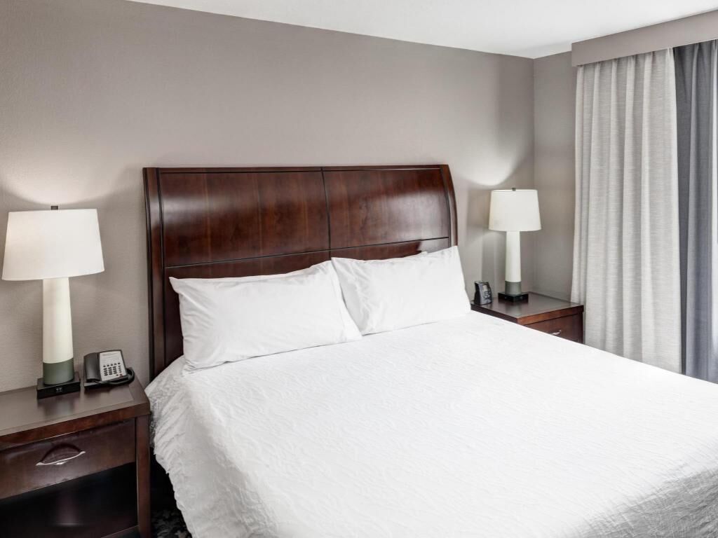 Luxe beddengoed, een kluis op de kamer, een bureau, een laptopwerkplek