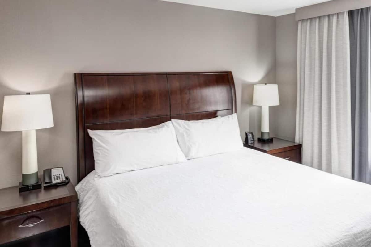 Luxe beddengoed, een kluis op de kamer, een bureau, een laptopwerkplek