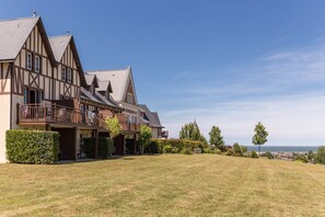 Vista frontal de la propiedad