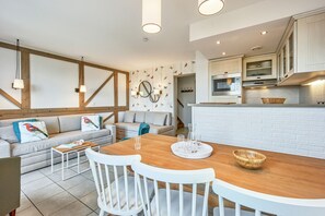 Nhà, 2 phòng ngủ, hiên | Bếp nhỏ riêng | Tủ lạnh, lò vi sóng, bếp nấu, máy rửa bát 