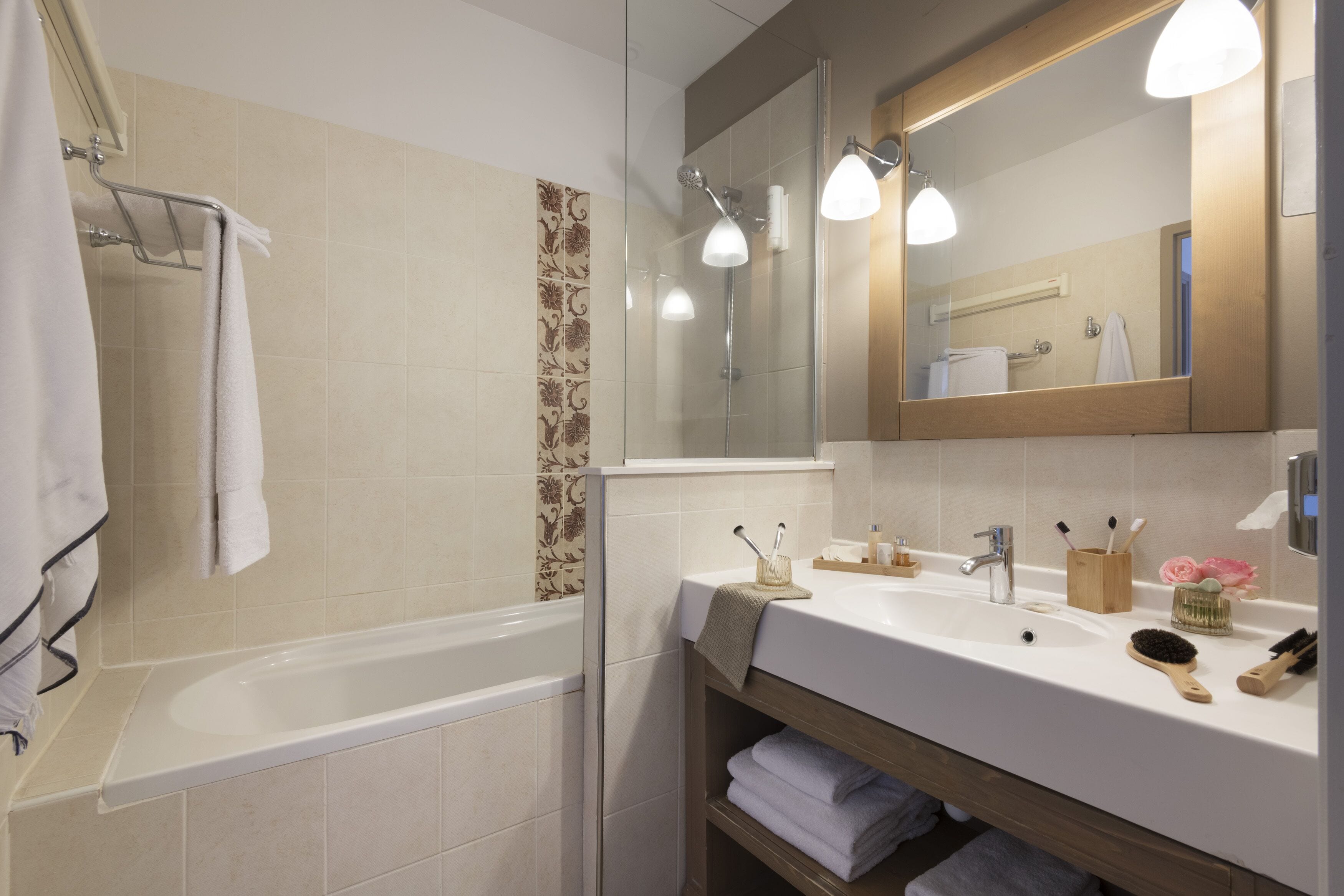 Een moderne badkamer met een bad, een wastafel en een spiegel.