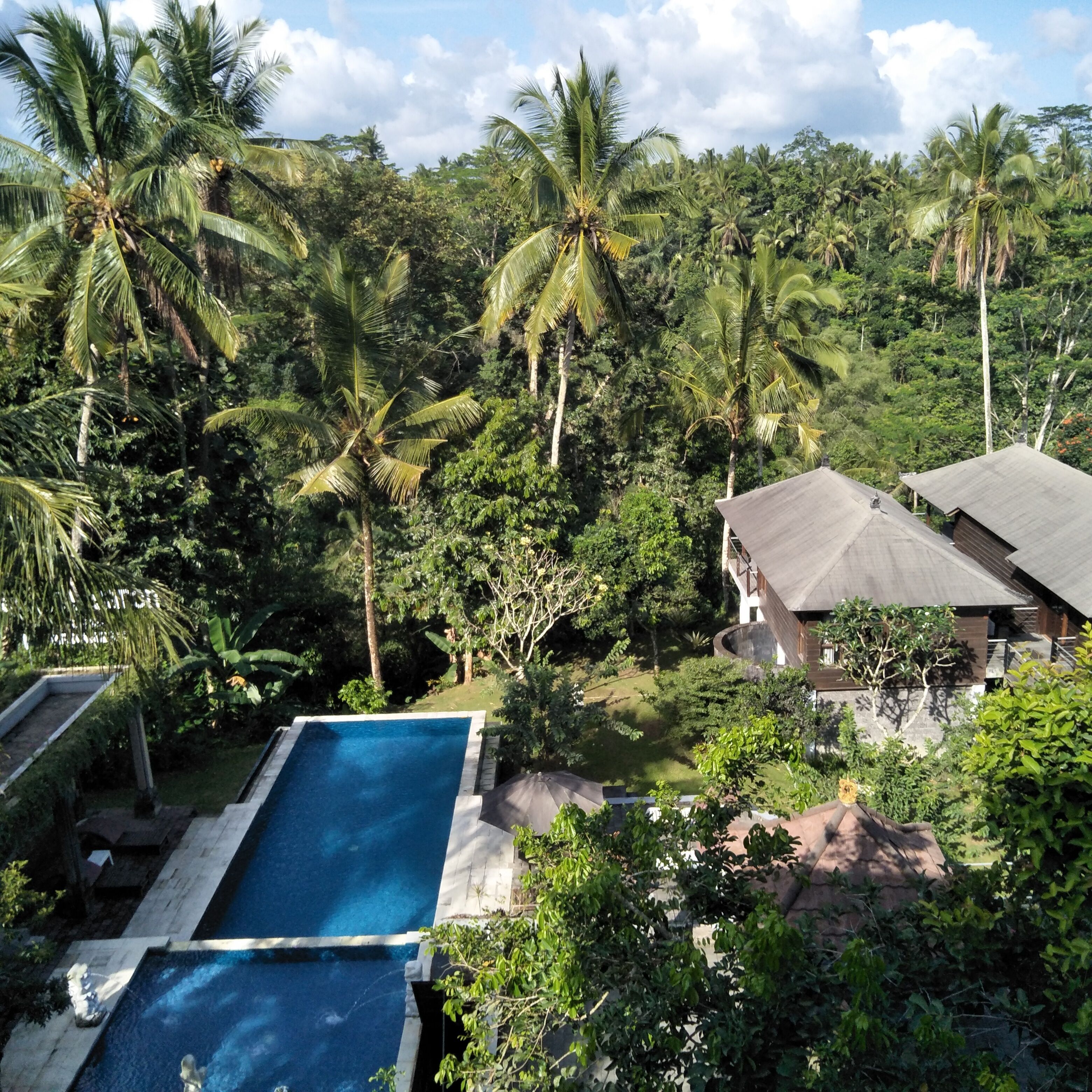4 outdoor pools, sun loungers